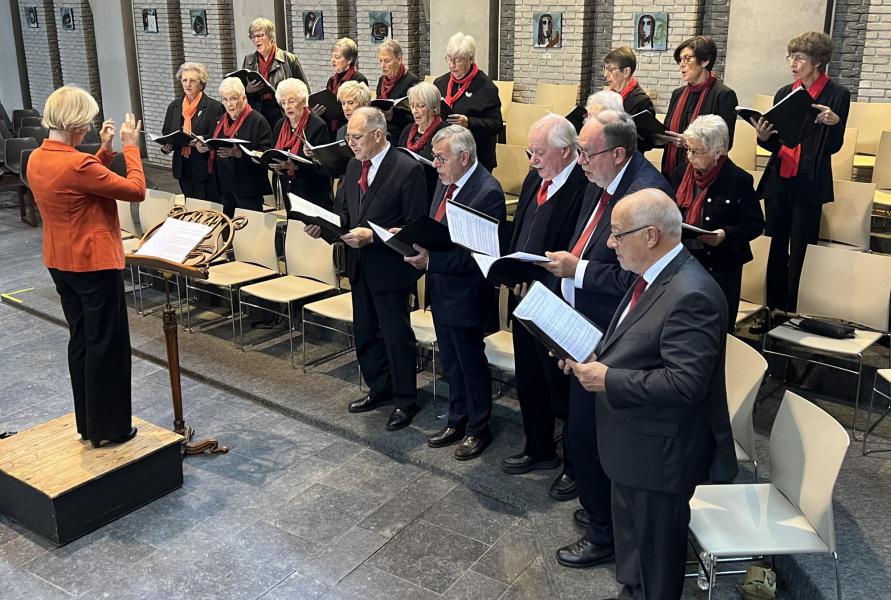 Het Pius X-koor tijdens de Allerheiligenviering 2024 © Dirk Bellens
