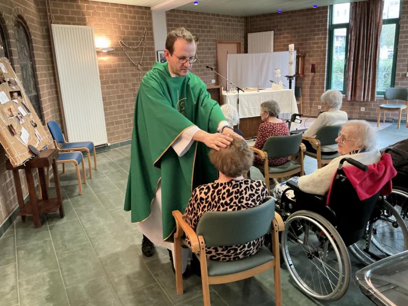 Handoplegging tijdens de ziekenzalving © PVC