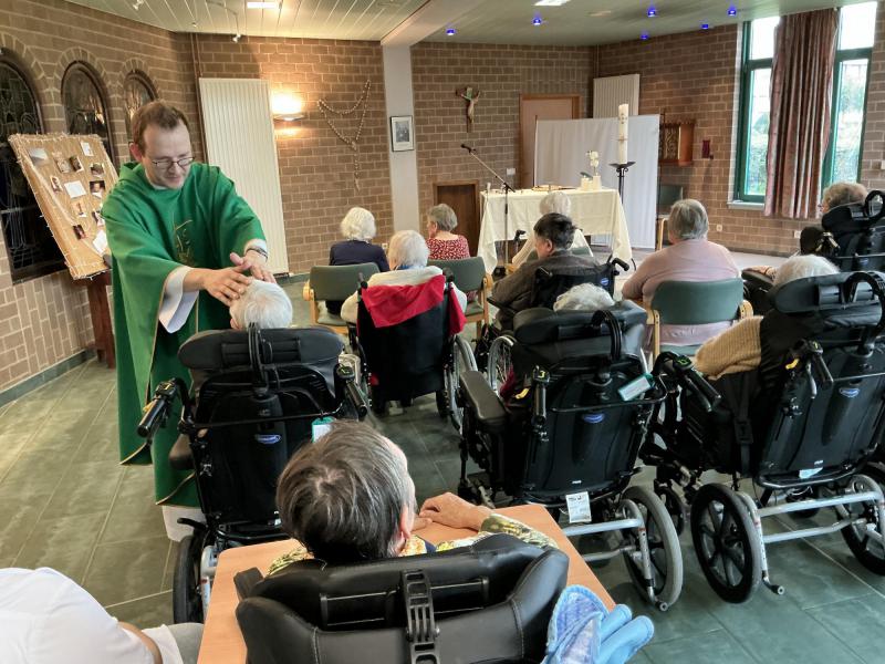 Handoplegging tijdens de ziekenzalving © PVC