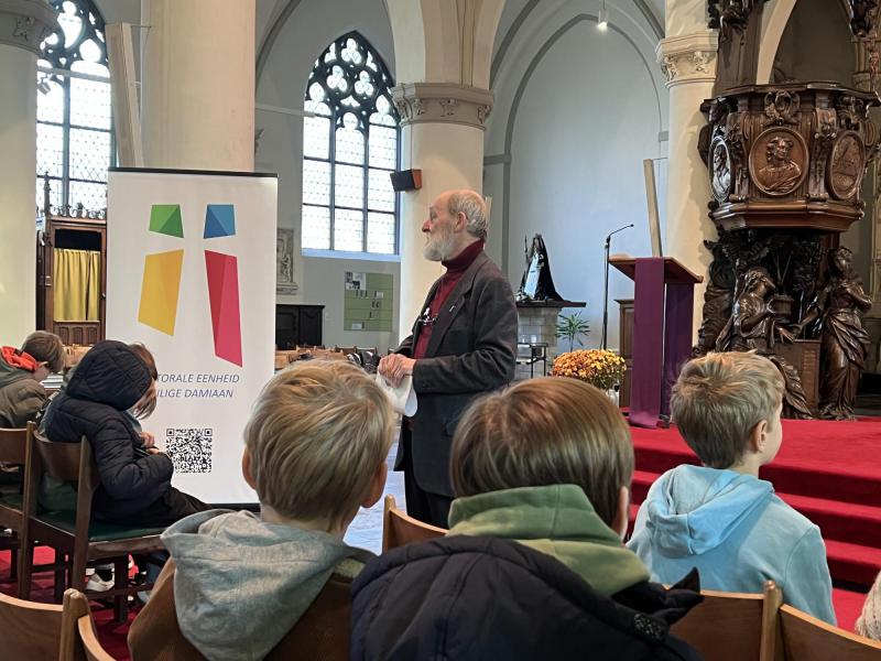 Diaken Jean-Marie vertelt aan de vormelingen hoe een eucharistieviering is opgebouwd © Dirk Bellens