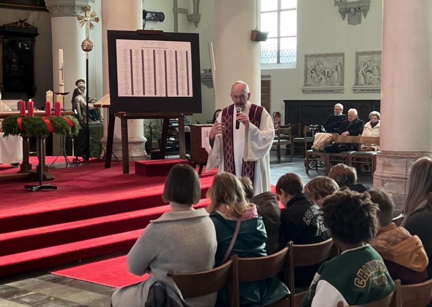 Pastoor-deken Ronald vertelde tijdens de homilie aan de vormelingen het verhaal van de Chinese keizer © Dirk Bellens