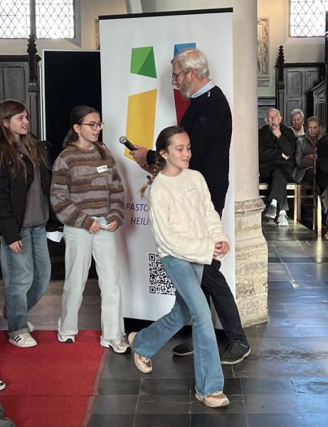 De naamopgave was voor de vormelingen het hoogtepunt van de viering © Dirk Bellens