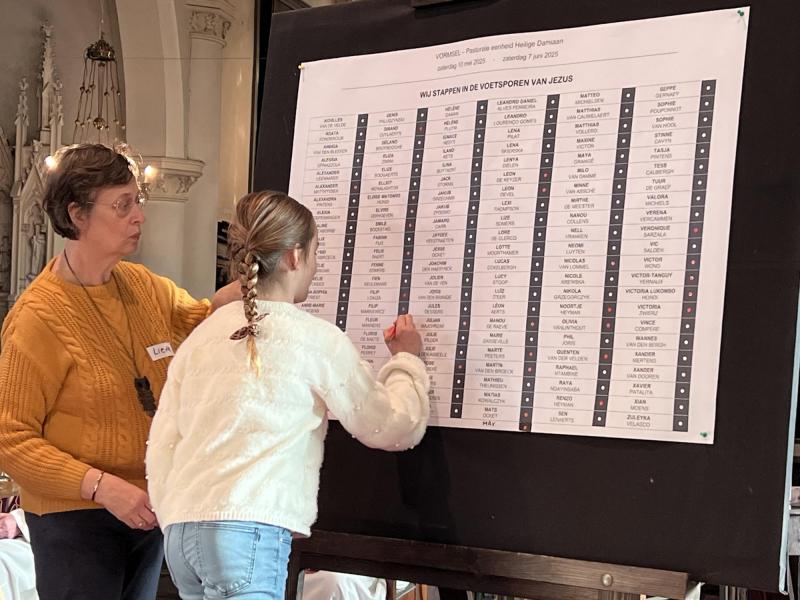 De naamopgave was voor de vormelingen het hoogtepunt van de viering © Dirk Bellens