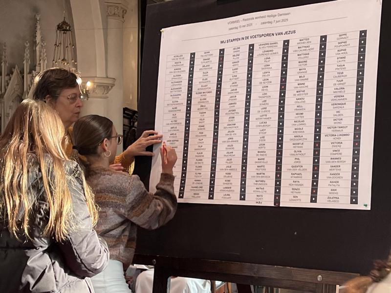 De naamopgave was voor de vormelingen het hoogtepunt van de viering © Dirk Bellens