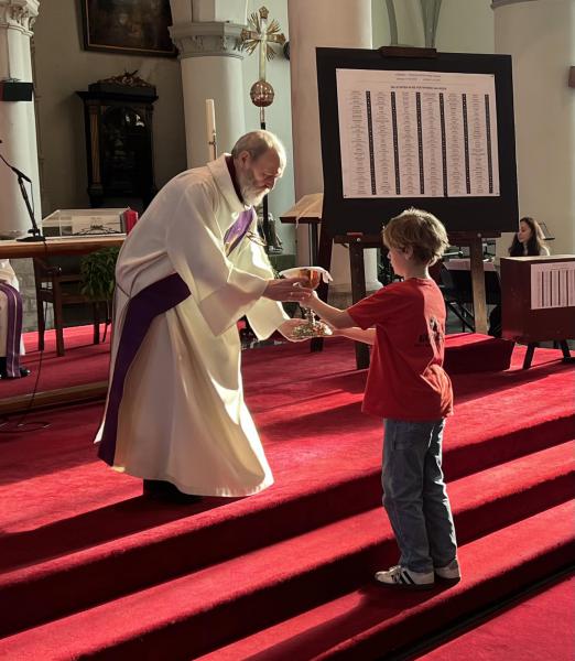 Tijdens de offerande brachten enkele vormelingen de gaven aan © Dirk Bellens