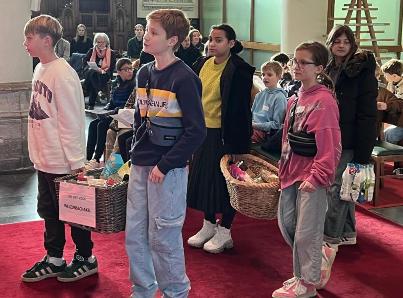 Tijdens de offerande brachten enkele vormelingen het ingezamelde voedsel voor de Welzijnsschakel naar voren © Dirk Bellens