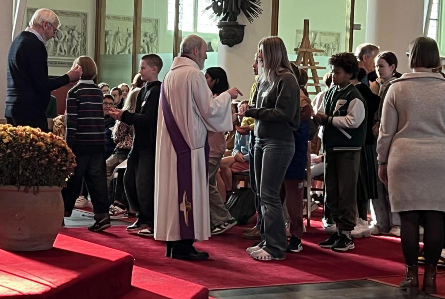 De communie-uitreiking tijdens de viering van de naamopgave © Dirk Bellens