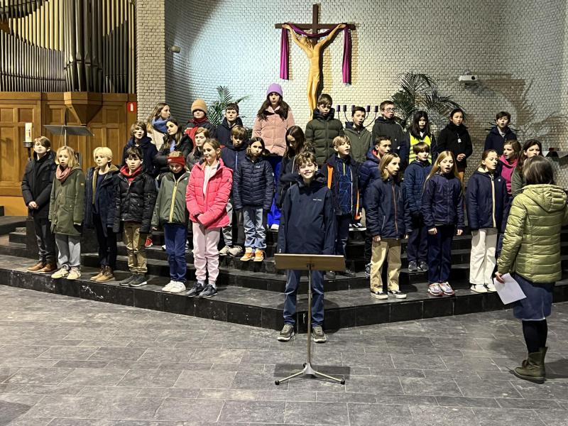 1.	Warm ingeduffeld in de zeer koude kerk: de liedjes van de vormselviering worden ingeoefend.  © Dirk Bellens