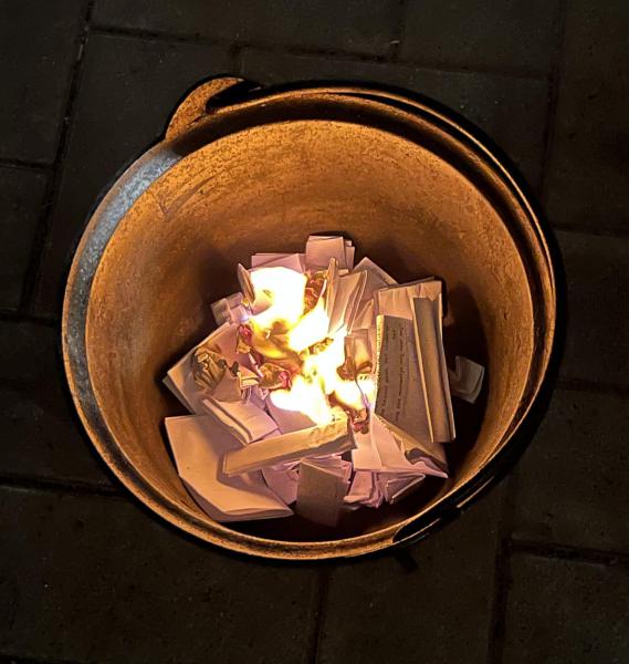De boetepapiertjes worden symbolisch verbrand. Fouten en tekortkomingen worden vergeven. © Dirk Bellens