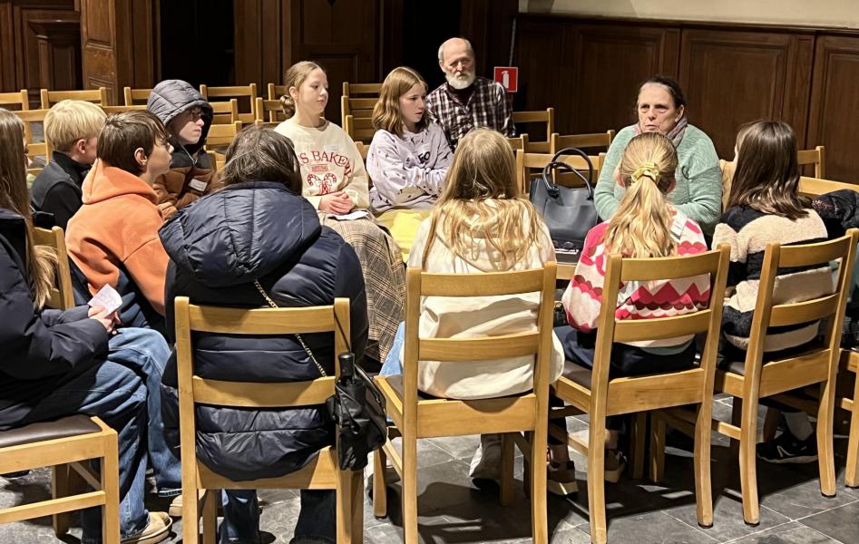 De vormelingen gingen in gesprek met vrijwilligers © Dirk Bellens