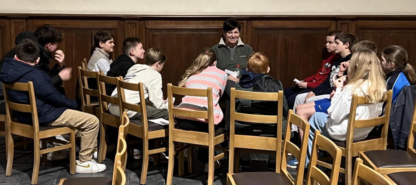 De vormelingen gingen in gesprek met vrijwilligers © Dirk Bellens