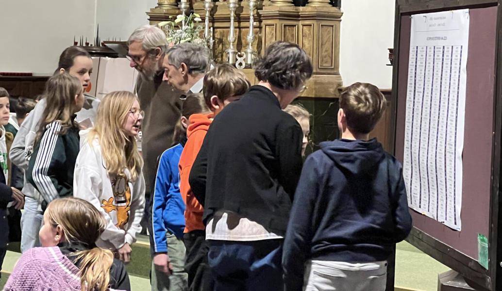 De naamopgave was voor de vormelingen het hoogtepunt van de viering © Dirk Bellens