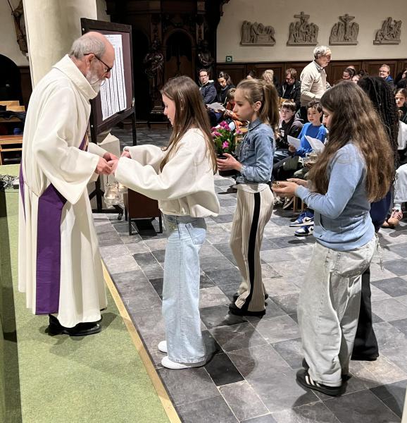 Tijdens de offerande brachten enkele vormelingen de gaven aan © Dirk Bellens