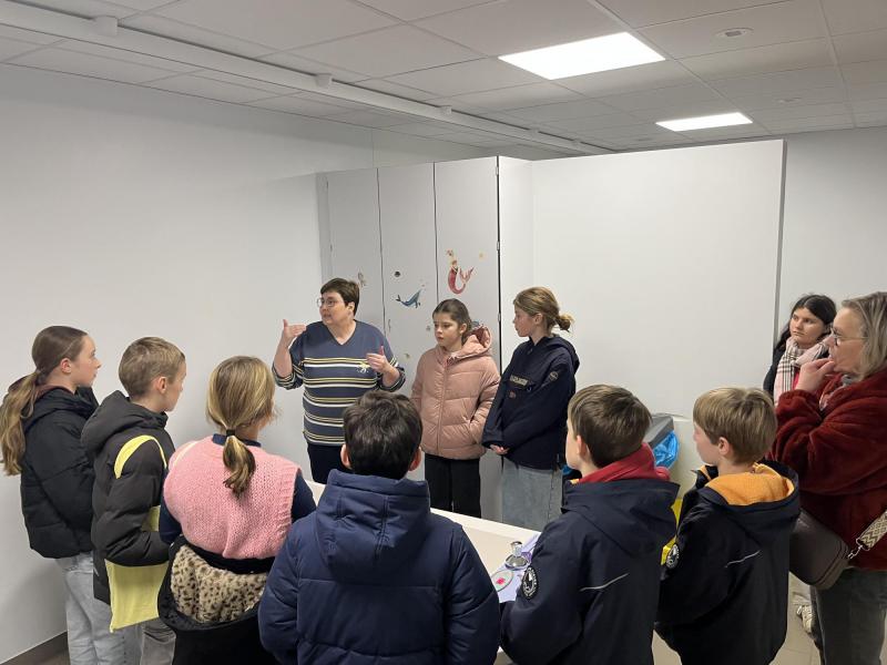 Anja in De Bolster samen met de vormelingen. 