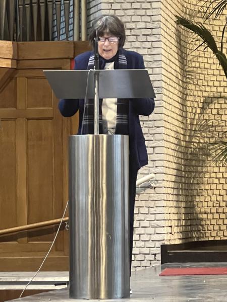 Tijdens de homilie gaf Marjo Perry toelichting over enkele projecten die door Welzijnszorg gesteund worden © Dirk Bellens