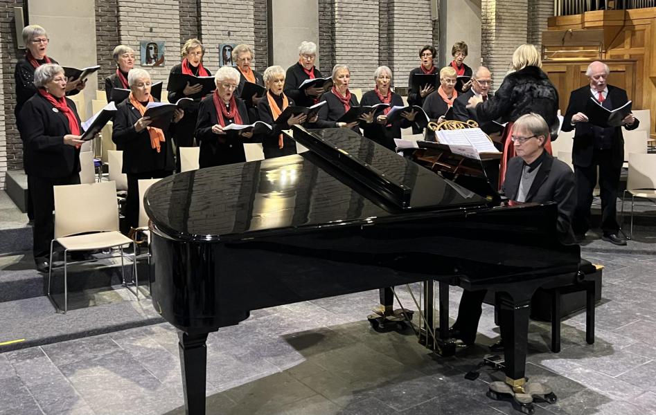 Zowel voor als tijdens de viering zong het Pius X-koor de mooiste kerstliederen. © Dirk Bellens