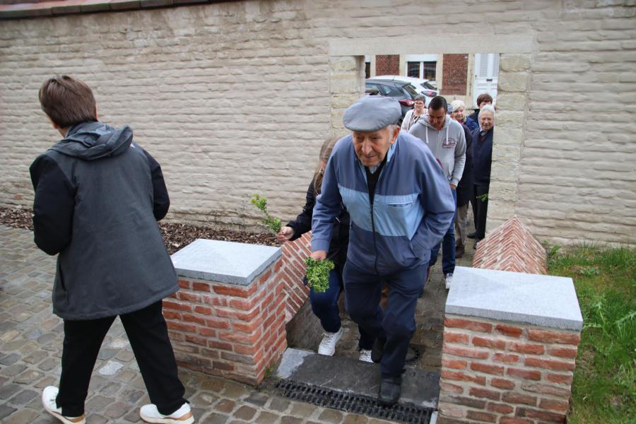 In stoet naar de kerk © François Moczara