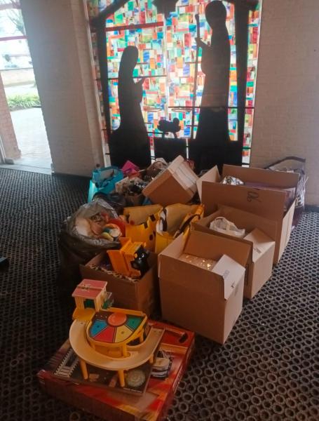 Een vrijwilliger bracht de stapel kerstcadeaus van de kinderkerstviering naar de organisatie Al Ikram in Borgerhout waar ze minderbedeelde kinderen blij maken. © Eric Dierickx