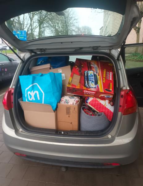 Een vrijwilliger bracht de stapel kerstcadeaus van de kinderkerstviering naar de organisatie Al Ikram in Borgerhout waar ze minderbedeelde kinderen blij maken. © Eric Dierickx