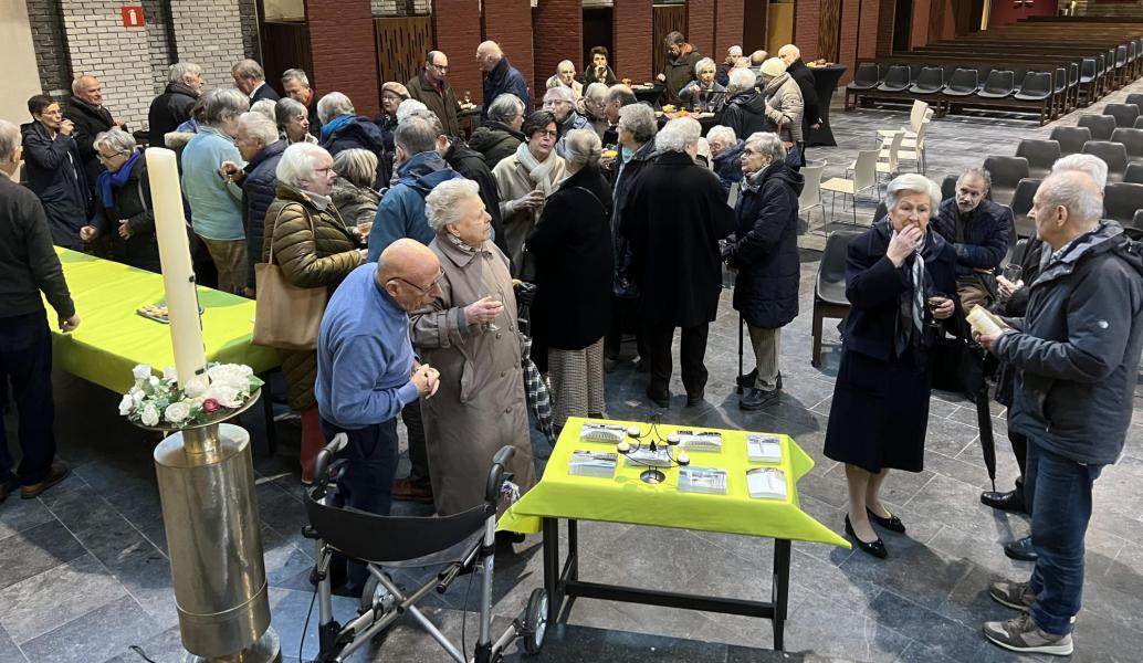 Na de viering werden er nieuwjaarswensen uitgewisseld en met een drankje en een hapje geklonken op het nieuwe jaar. © Dirk Bellens