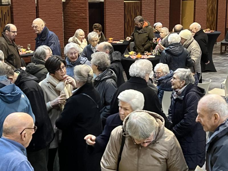 Na de viering werden er nieuwjaarswensen uitgewisseld en met een drankje en een hapje geklonken op het nieuwe jaar. © Dirk Bellens
