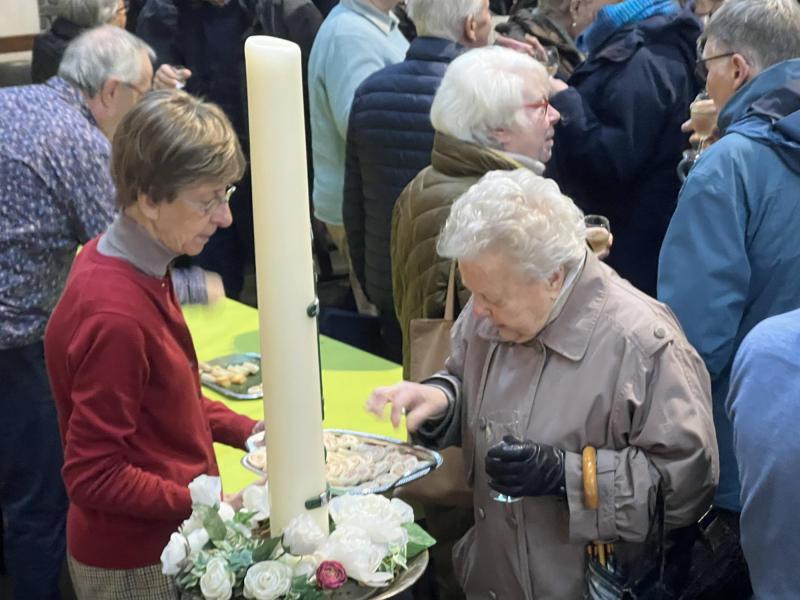 Na de viering werden er nieuwjaarswensen uitgewisseld en met een drankje en een hapje geklonken op het nieuwe jaar. © Dirk Bellens
