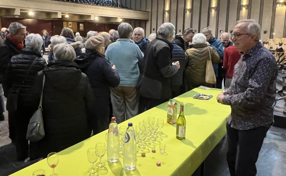 Na de viering werden er nieuwjaarswensen uitgewisseld en met een drankje en een hapje geklonken op het nieuwe jaar. © Dirk Bellens
