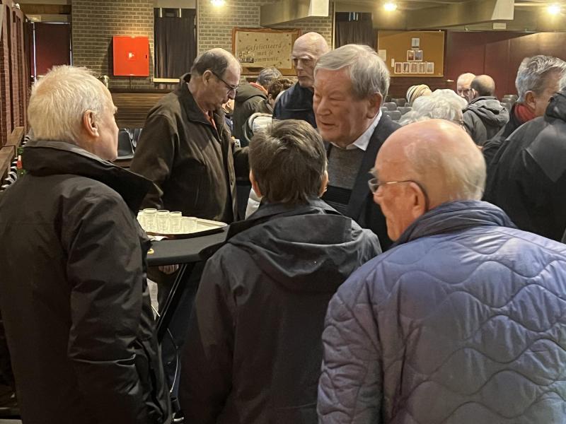 Na de viering werden er nieuwjaarswensen uitgewisseld en met een drankje en een hapje geklonken op het nieuwe jaar. © Dirk Bellens