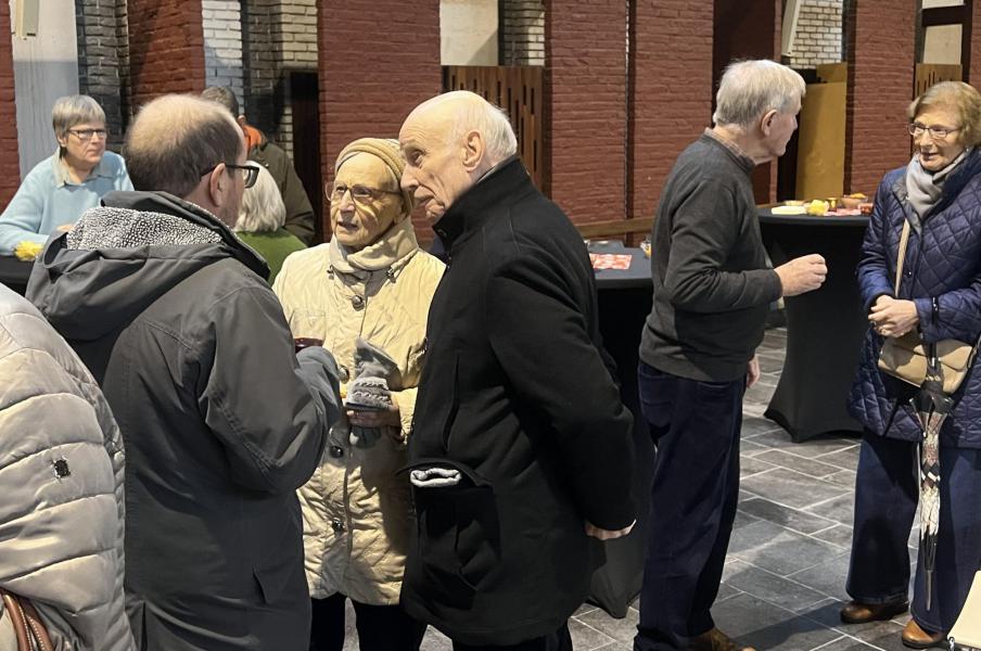 Na de viering werden er nieuwjaarswensen uitgewisseld en met een drankje en een hapje geklonken op het nieuwe jaar. © Dirk Bellens