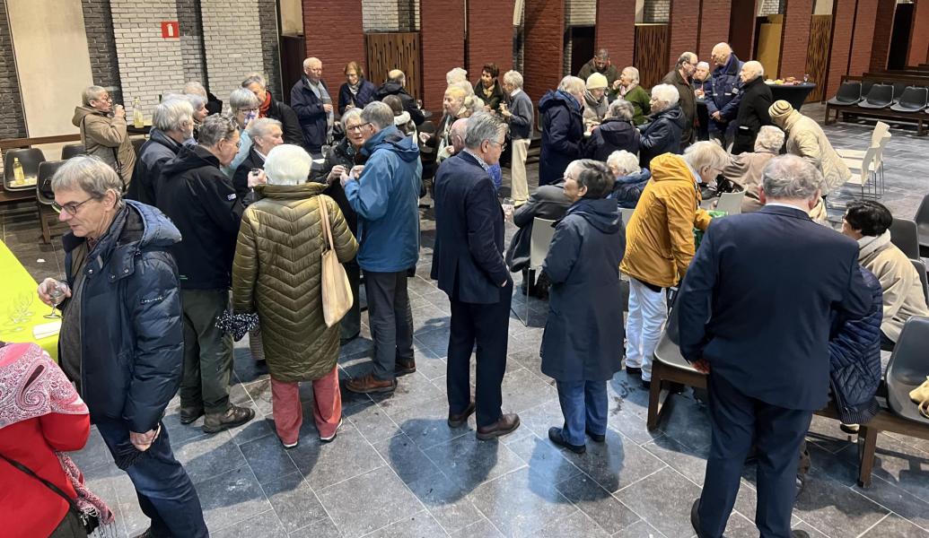 Na de viering werden er nieuwjaarswensen uitgewisseld en met een drankje en een hapje geklonken op het nieuwe jaar. © Dirk Bellens