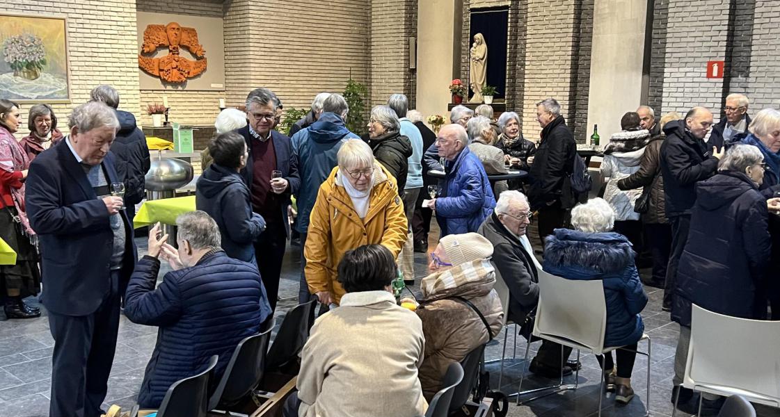 Na de viering werden er nieuwjaarswensen uitgewisseld en met een drankje en een hapje geklonken op het nieuwe jaar. © Dirk Bellens