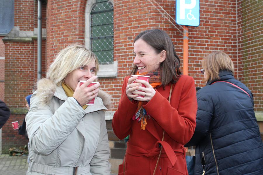 Soep op de stoep van de kerk. © MDR