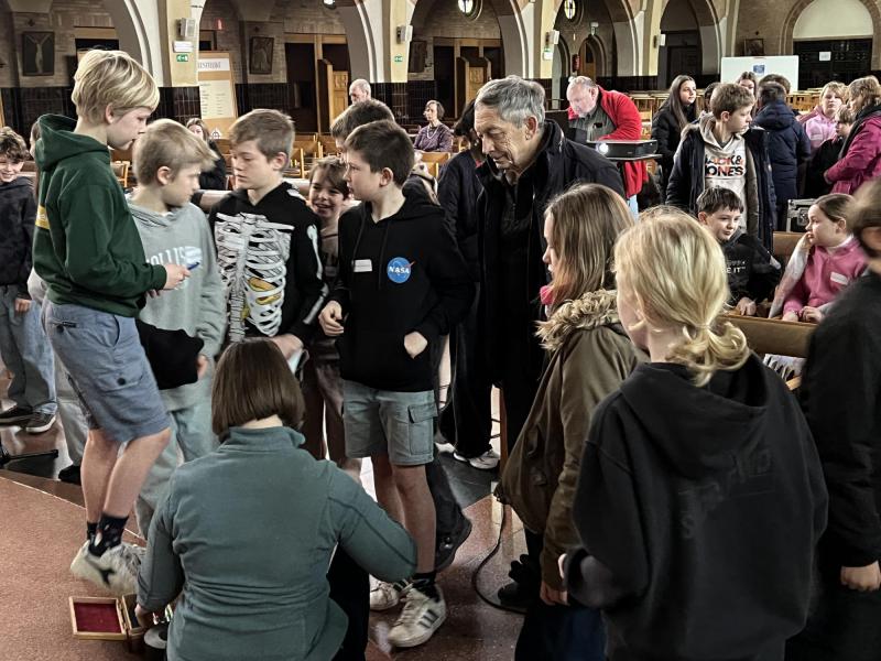 De vormelingen verdelen zich in groepjes. © Dirk Bellens