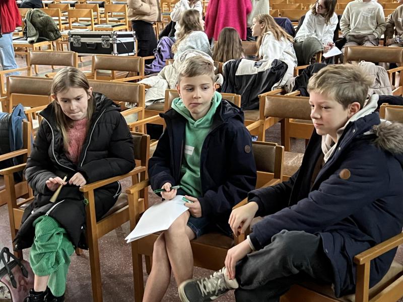 De vormelingen bespreken in groepjes wie voor hen een superheld is en waarom. © Dirk Bellens