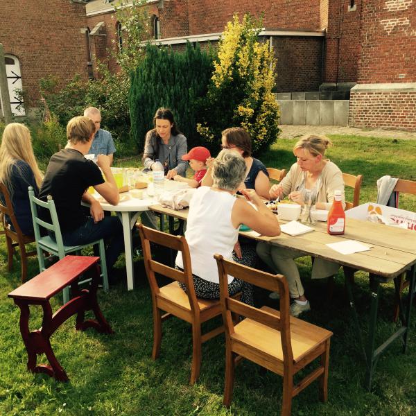 Frieten op de pastorij na het bowlen © Rob Allaert