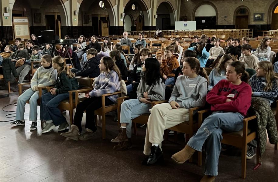 De vormelingen luisteren geboeid naar het verhaal van Pater Damiaan. © Dirk Bellens