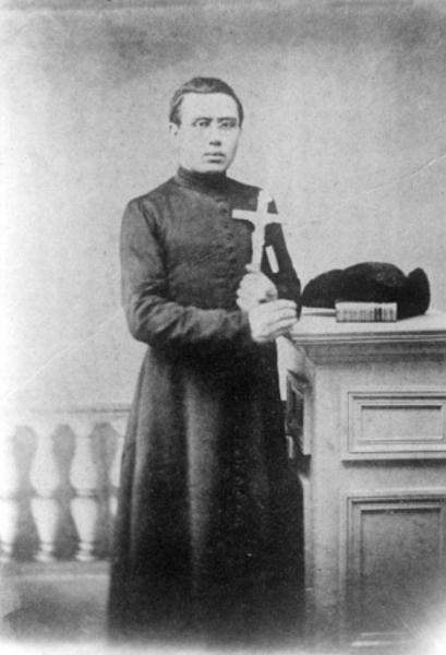 Foto van Pater Damiaan, genomen in Parijs voor zijn vertrek naar Hawaï, 1863 © damiaanvandaag.wordpress.com