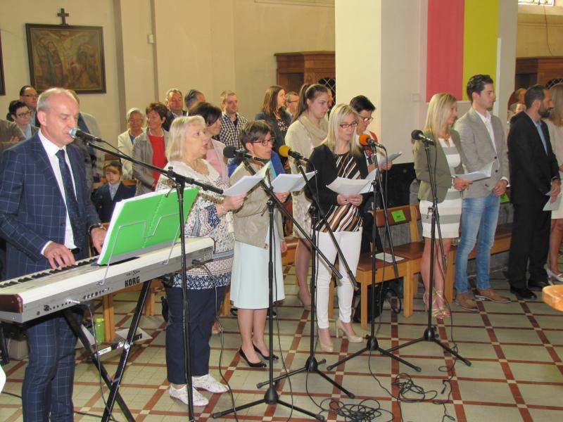 Eerste communicanten van de school "Het Paleis" foto 1/24 