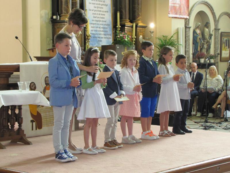 Eerste communicanten van de school "Het Paleis" 