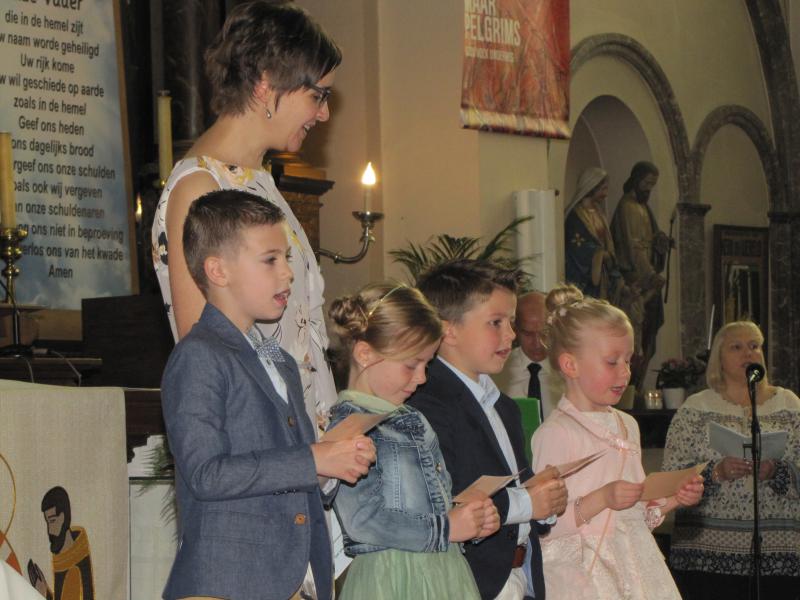 Eerste communicanten van de school "Het Paleis" 