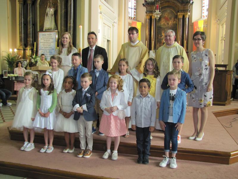 Eerste communicanten van de school "Het Paleis" foto 24/24 