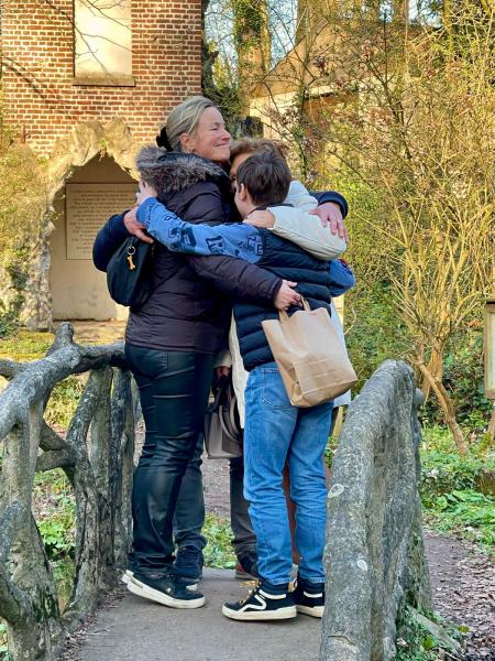 Een knuffel... zachtheid, een element van de vrucht van de Geest. 