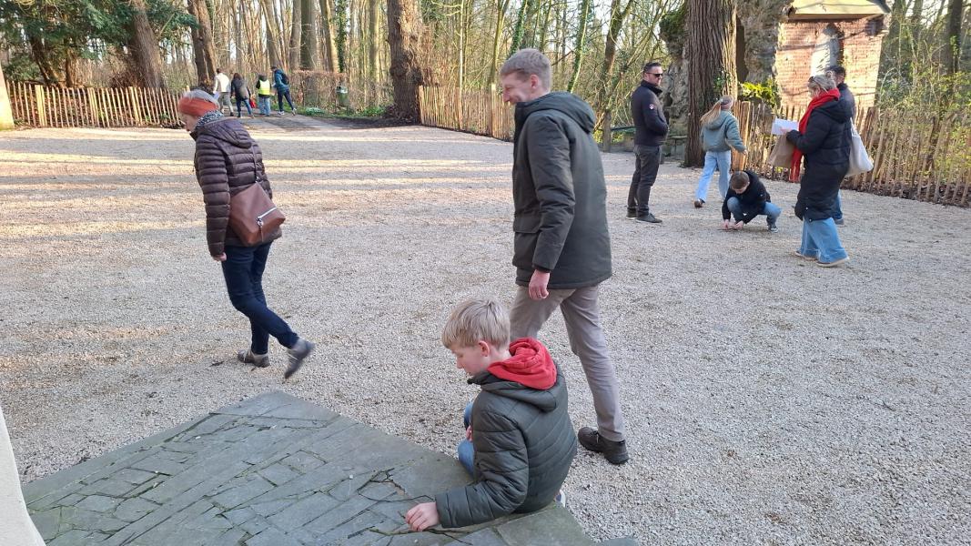  Samen aan de opdrachten werken. 