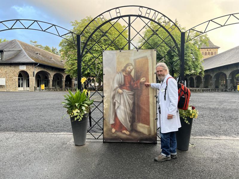Chris bij Christus en de deur in het Heiligdom van Banneux © Chris De Groote