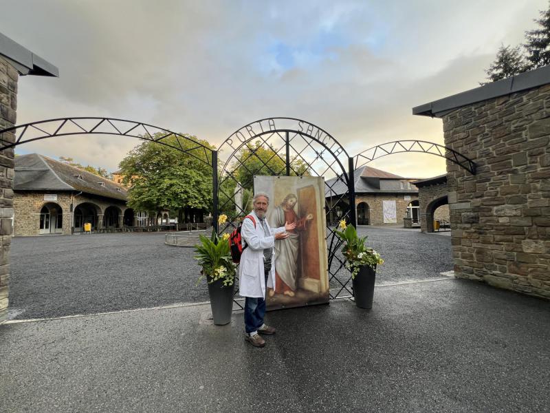 Chris bij Christus en de deur in het Heiligdom van Banneux © Chris De Groote