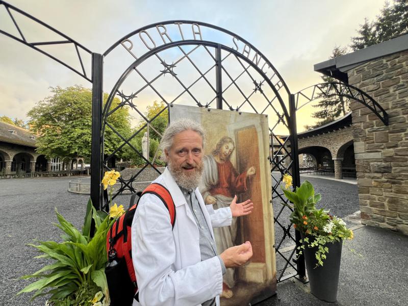 Chris bij Christus en de deur in het Heiligdom van Banneux © Chris De Groote