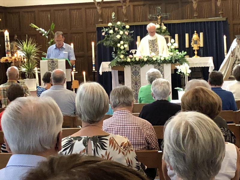 Pastoor Stefaan gaat voor © Martine Derden
