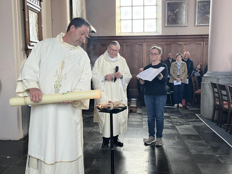 Diaken Stijn ontsteekt het nieuwe Licht van Christus @kerk Gijzelbrechtegem. 