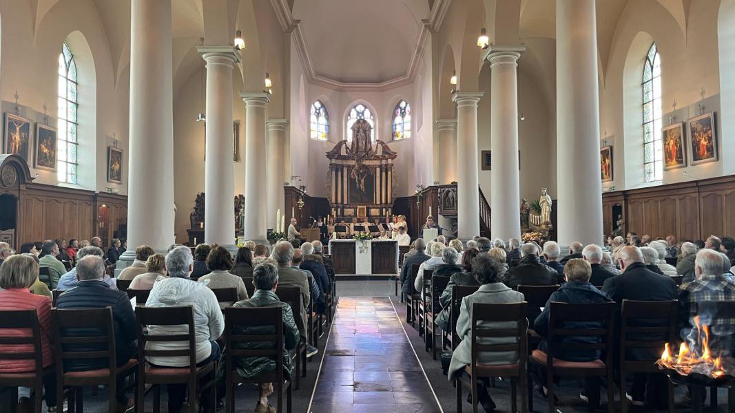 Met velen vierden we het nieuwe paaslicht. 
