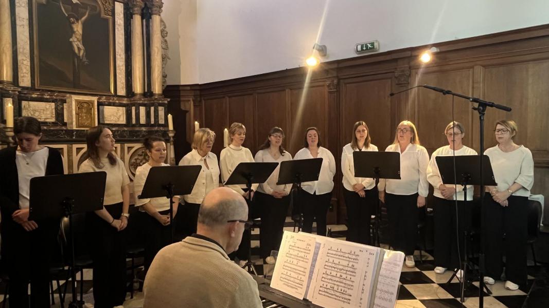  J'Ansoldo luisterde de viering op. 